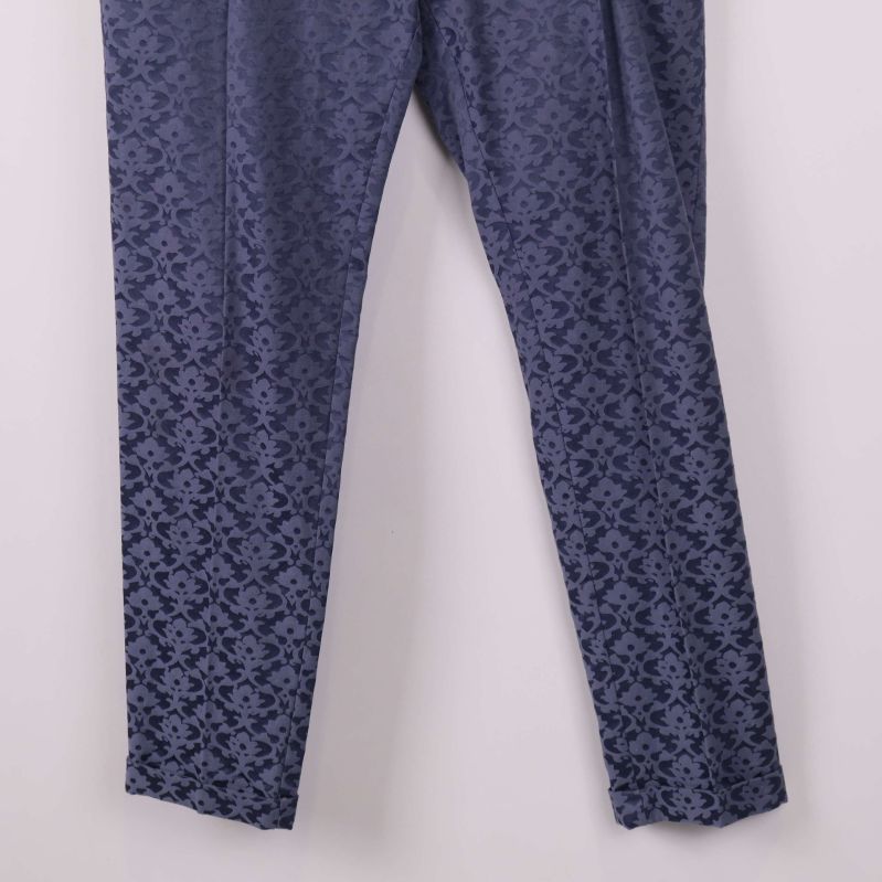 Närbild på benen och mönstret på byxorna