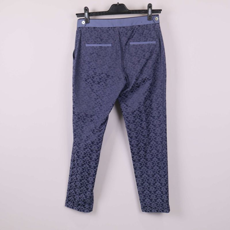 Baksidan av mörkblå mönstrade byxor på galge