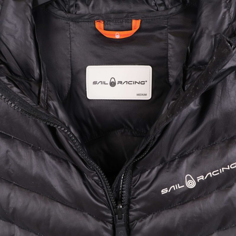 Närbild på märkeslapp Sail Racing inuti jackan