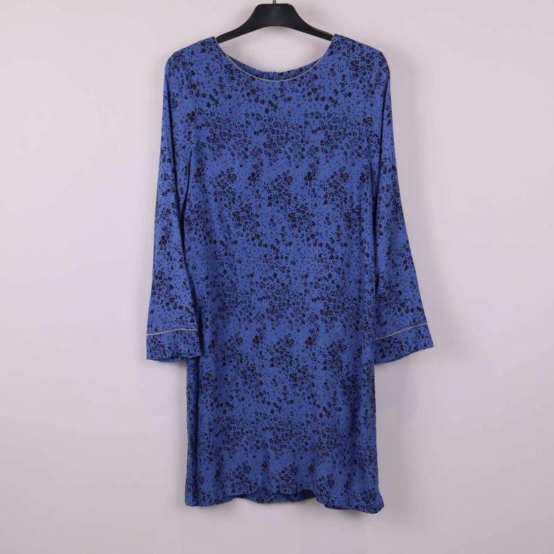 Klänning med blommönster visad framifrån på galge