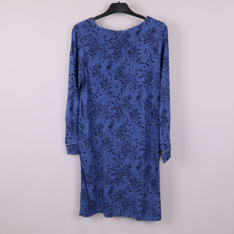 Klänning med blommönster visad bakifrån på galge