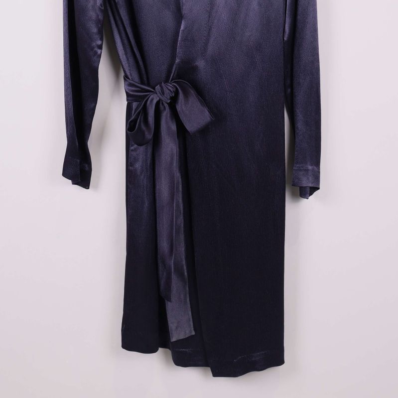 Närbild på nederdel och knytband av klänning