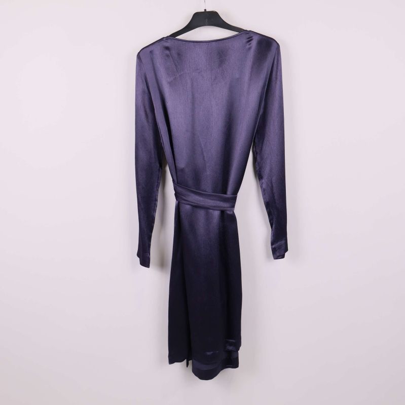 Baksida på lila glansig klänning från COS