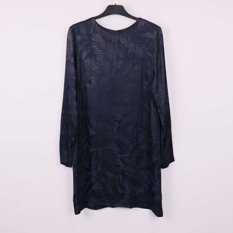 Mörkblå klänning med blad-mönster framifrån