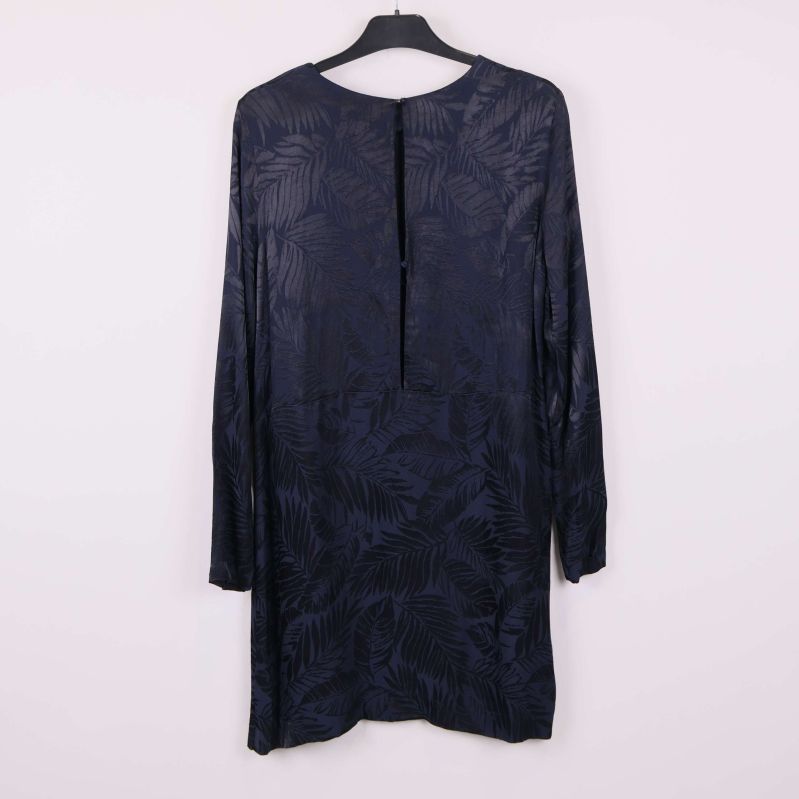 Mörkblå klänning med blad-mönster bakifrån och knäppning