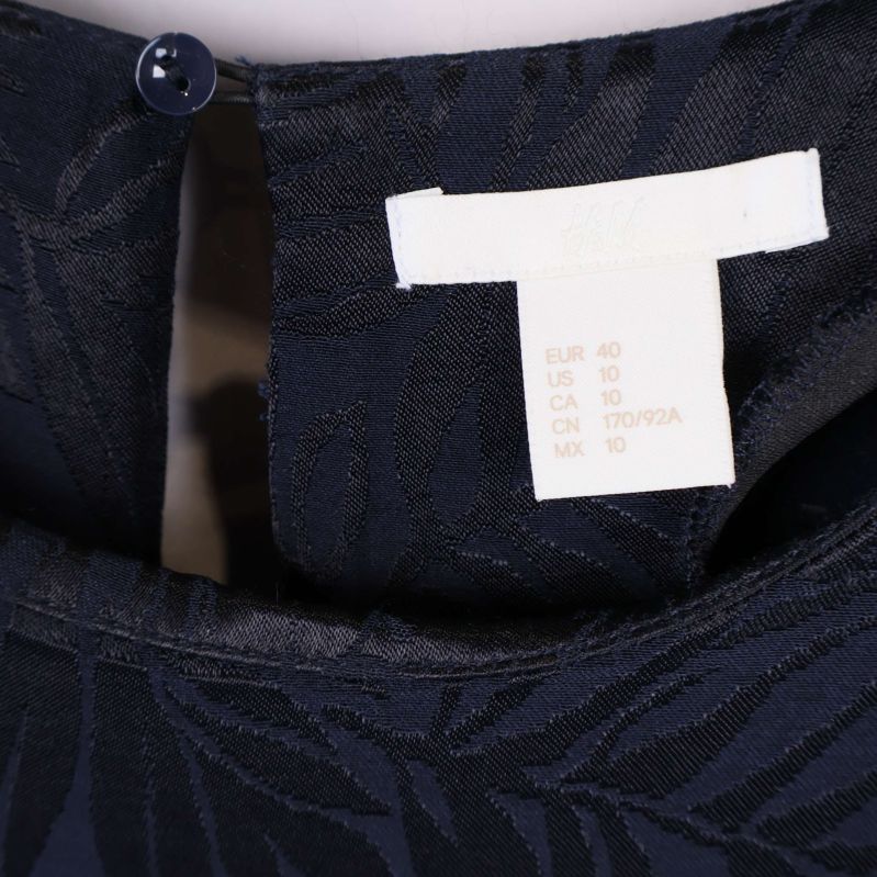 Storleksetikett i nacken på klänningen, visar EUR 40