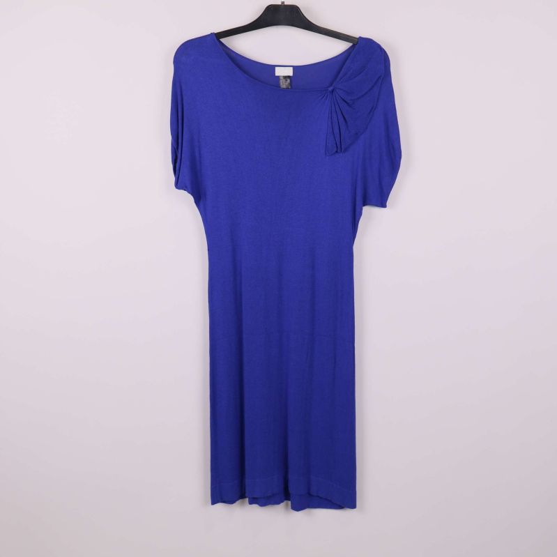 Kornblå klänning på galge med rund halsringning