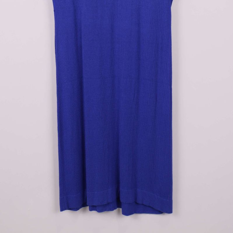 Närbild på nederkant av klänning och tygstruktur