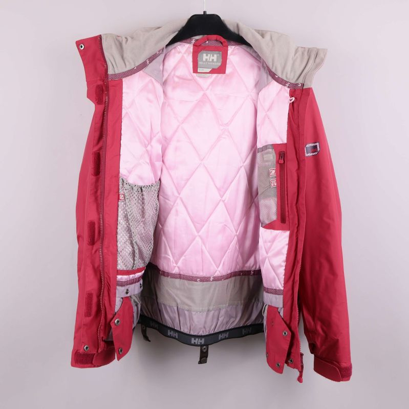 Öppen skidjacka visar quiltat rosa foder och innerfickor