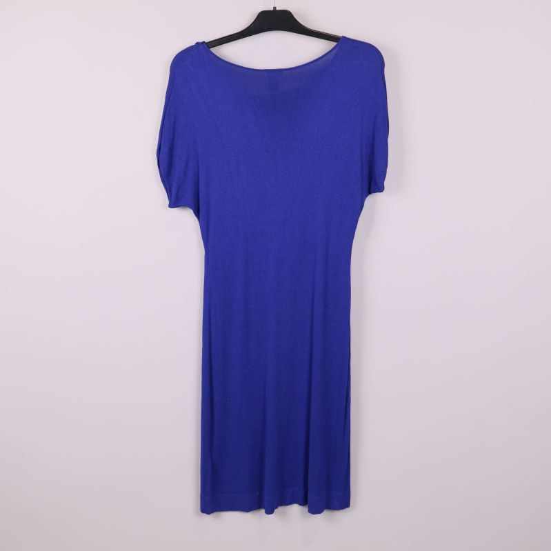 Baksidan av kornblå klänning utan detaljer