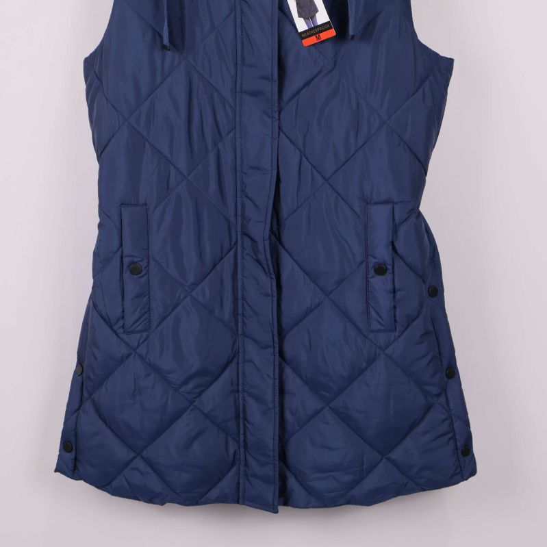 Närbild på fickor och nederdel av blå väst