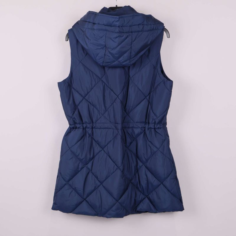 Lång blå vadderad väst med huva bakifrån