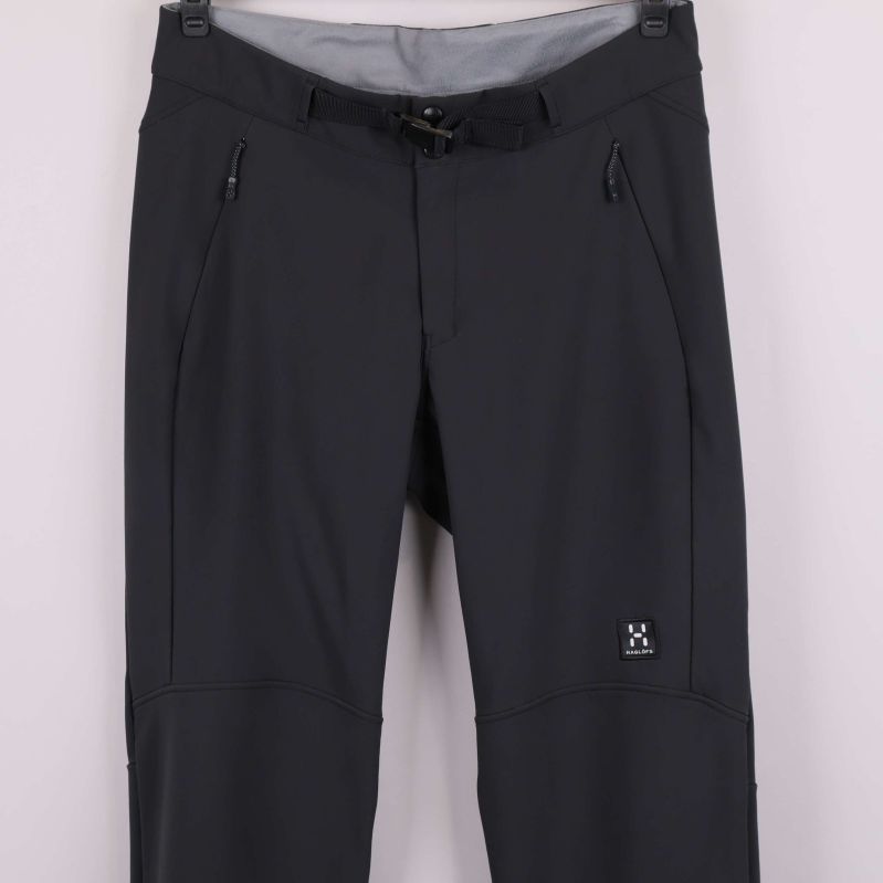 Närbild på fickor och midjedel av skidbyxor