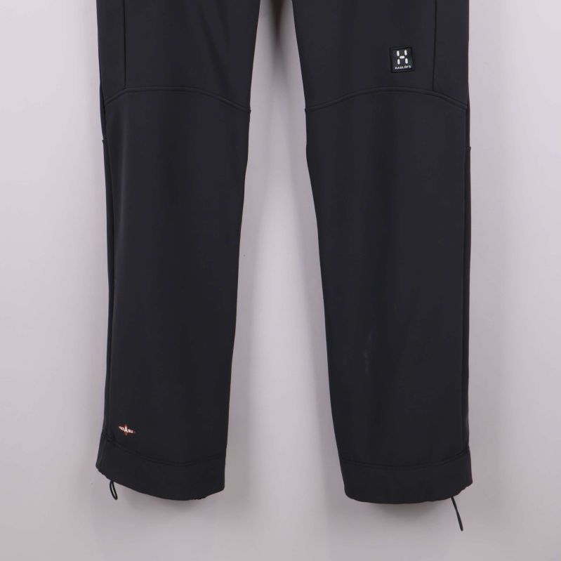 Närbild på ben och benslut med snörning