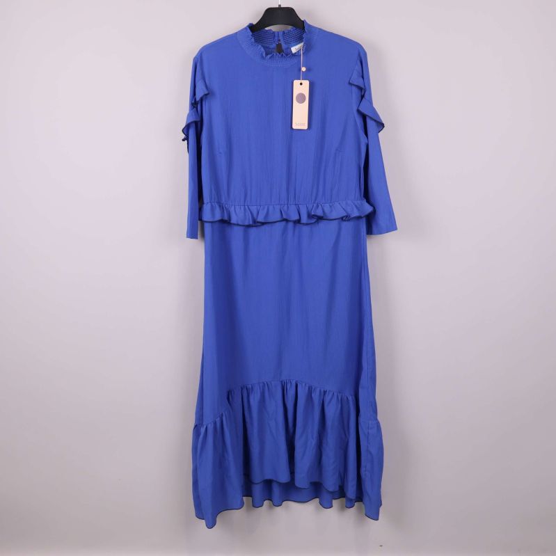 Lång blå klänning med volangdetaljer framifrån på galge