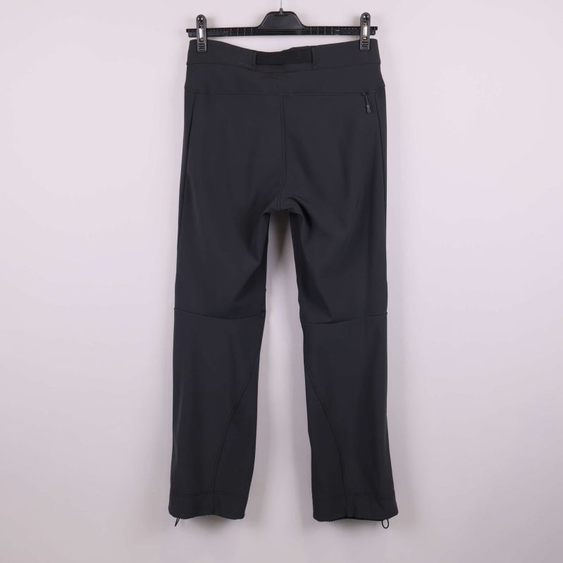 Skidbyxor bakifrån på galge mot ljus bakgrund