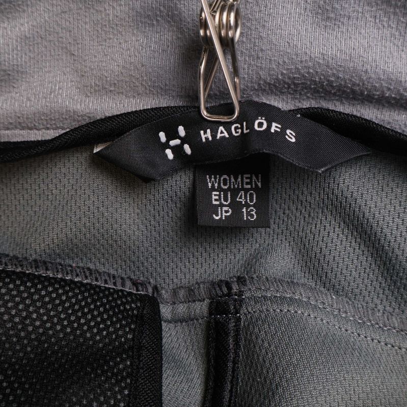 Haglöfs logotyp och storlekslapp på insidan av byxorna