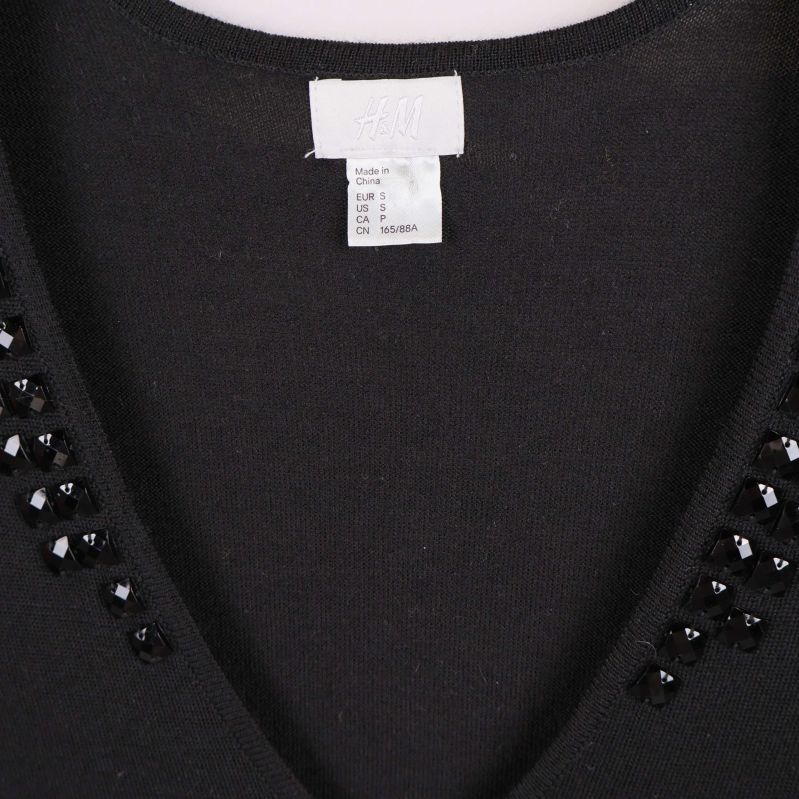 Närbild på etikett från H&M i tröjans krage