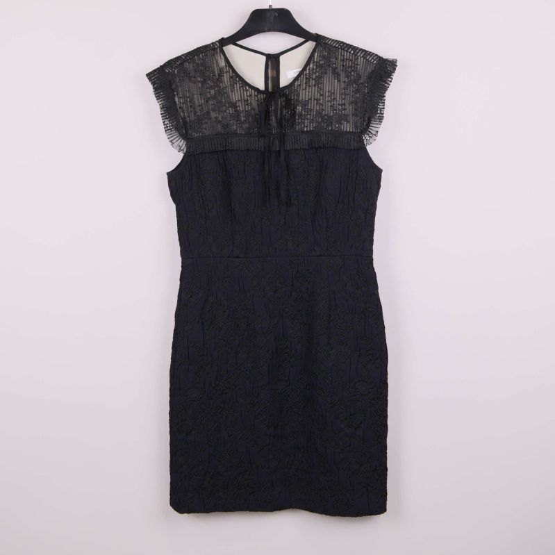 Svart spetsklänning framifrån med transparent överdel på galge