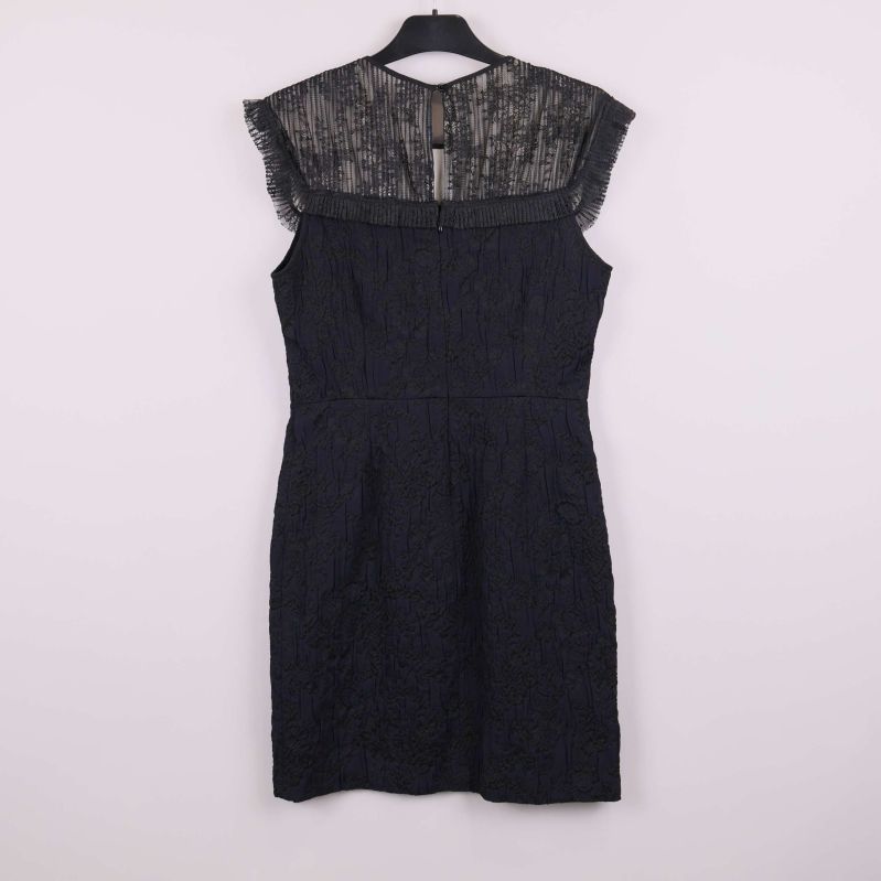 Svart spetsklänning bakifrån med transparent ryggpanel