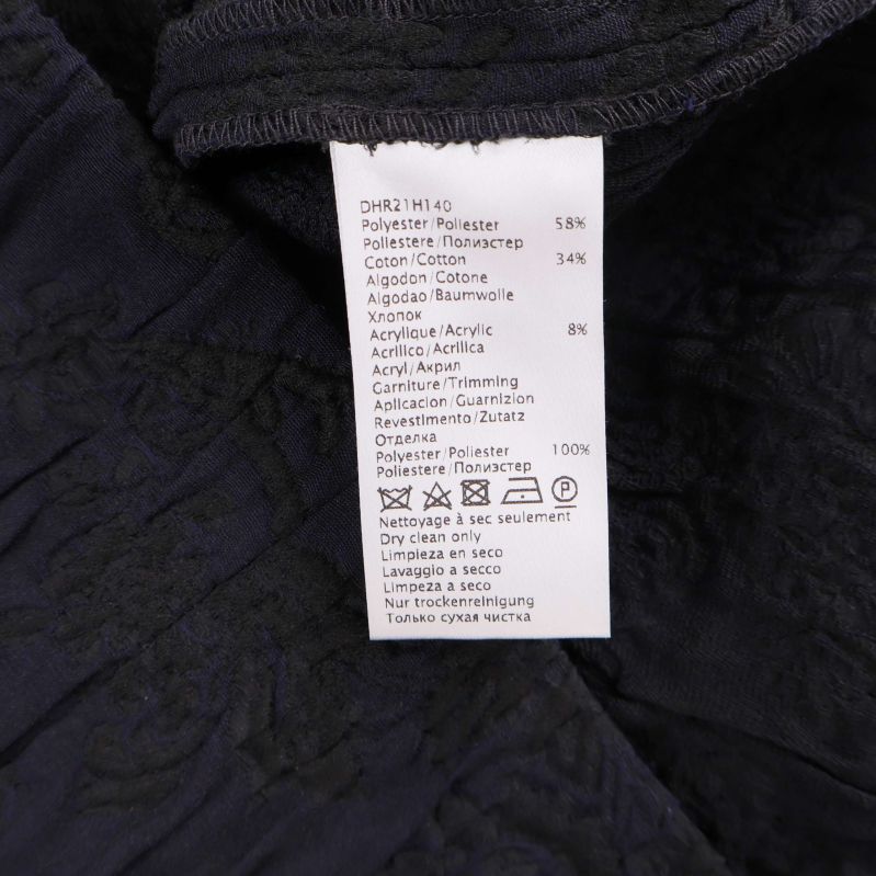 Materialetikett med information om materialinnehåll på klänningen