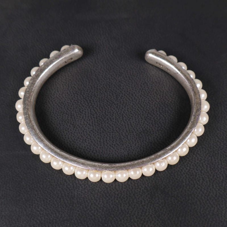 Silverfärgat armband med pärlrad uppradat upptill