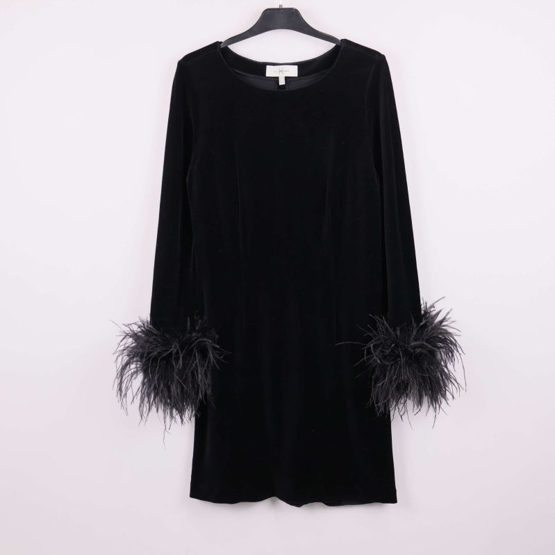 Svart klänning med fjädrar på ärmsluten hängande framifrån