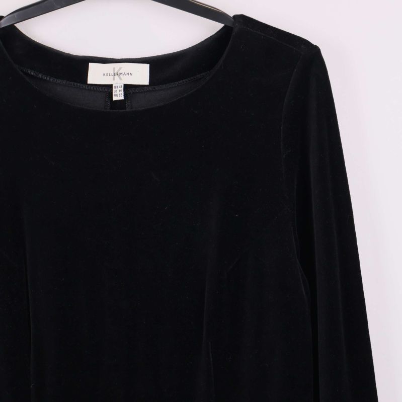 Närbild på klänningens övre del och halsringning