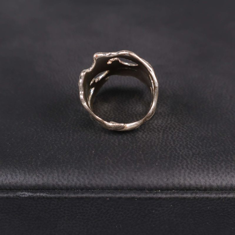 Sidoöppning och rund insida på ringen