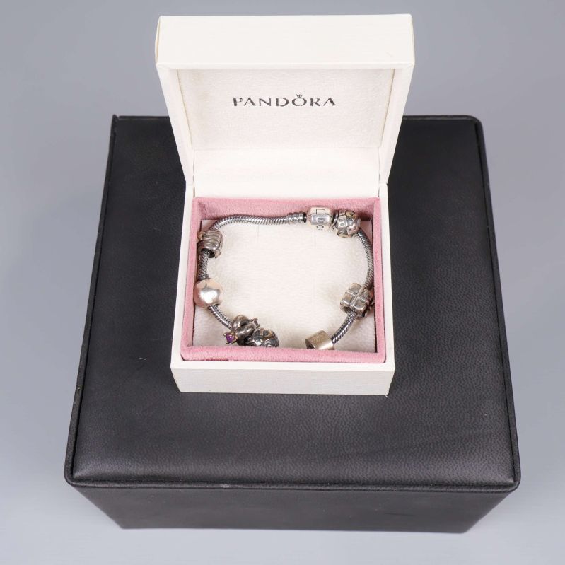 Pandora armband i ask med ljusrosa inredning