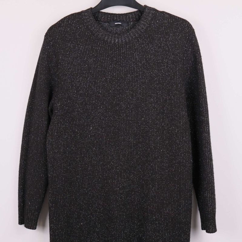 Närbild på klänningens ovandel och krage