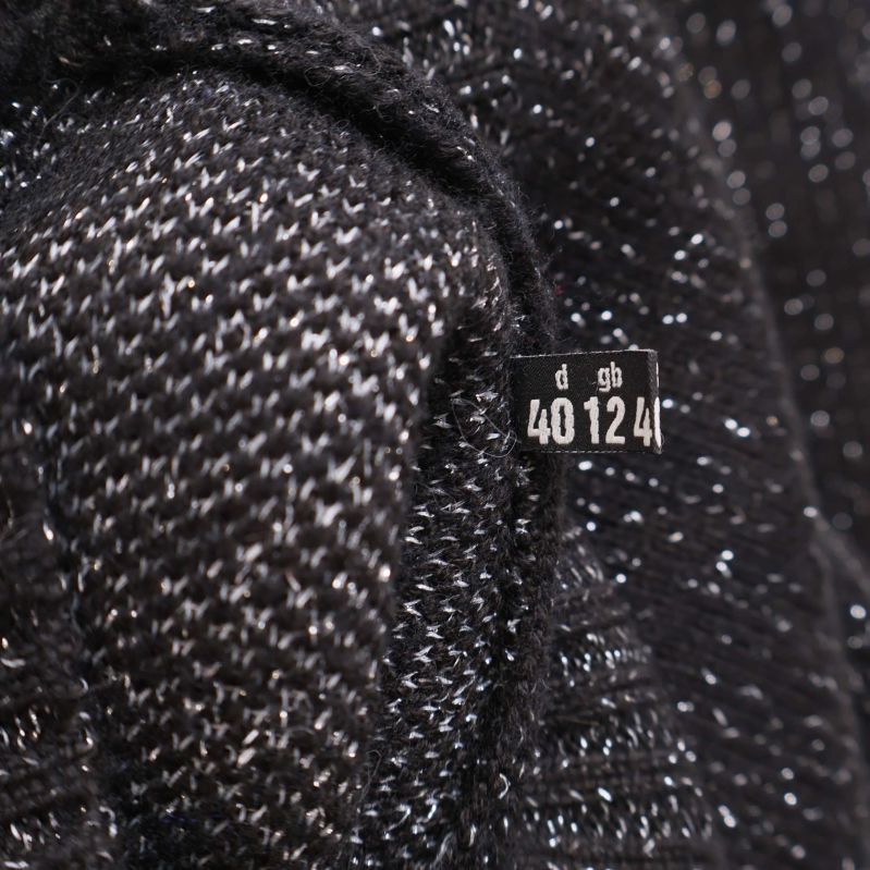 Storleksetikett med 40 och annan text på klänning