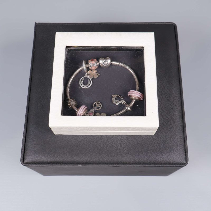 Armband i ask sedd ovanifrån med vit ram och svart insida