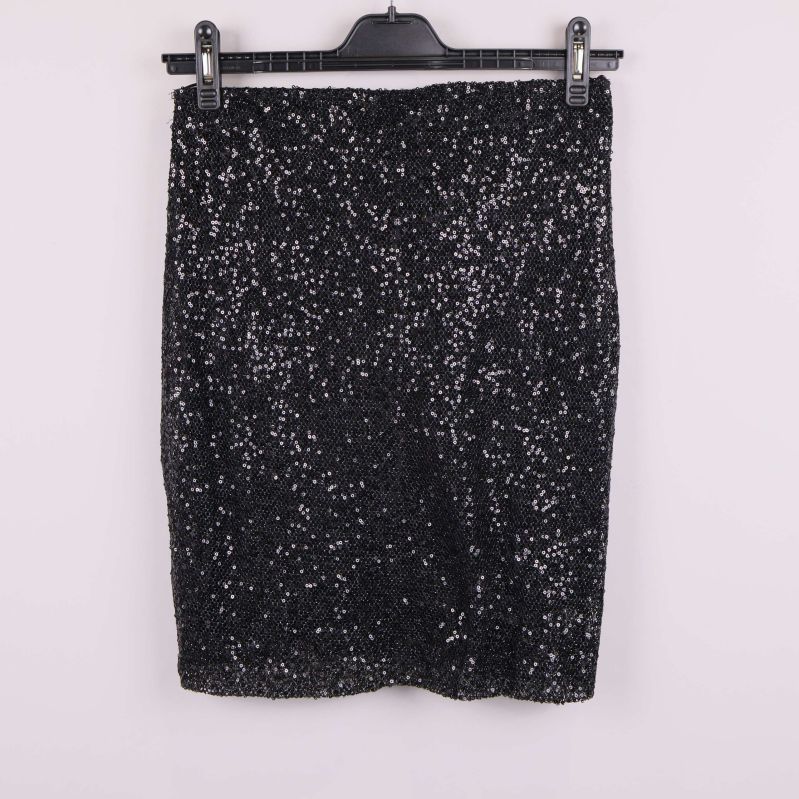 Svart paljettkjol på galge, sedd bakifrån