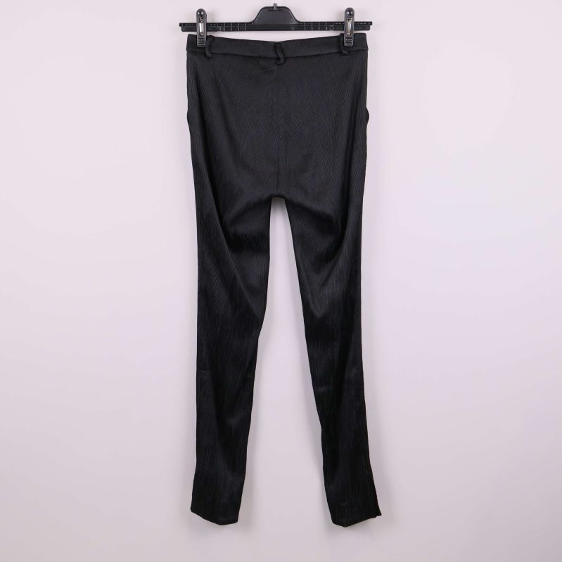 Helbild baksida av svarta strukturbyxor