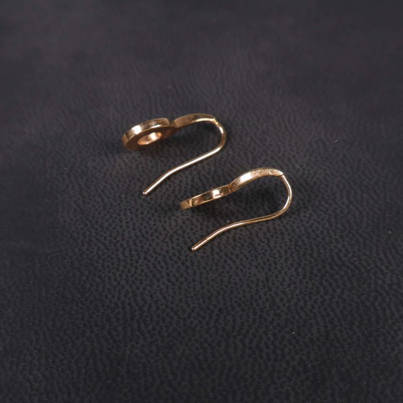 Baksidan på örhängen i roséguld