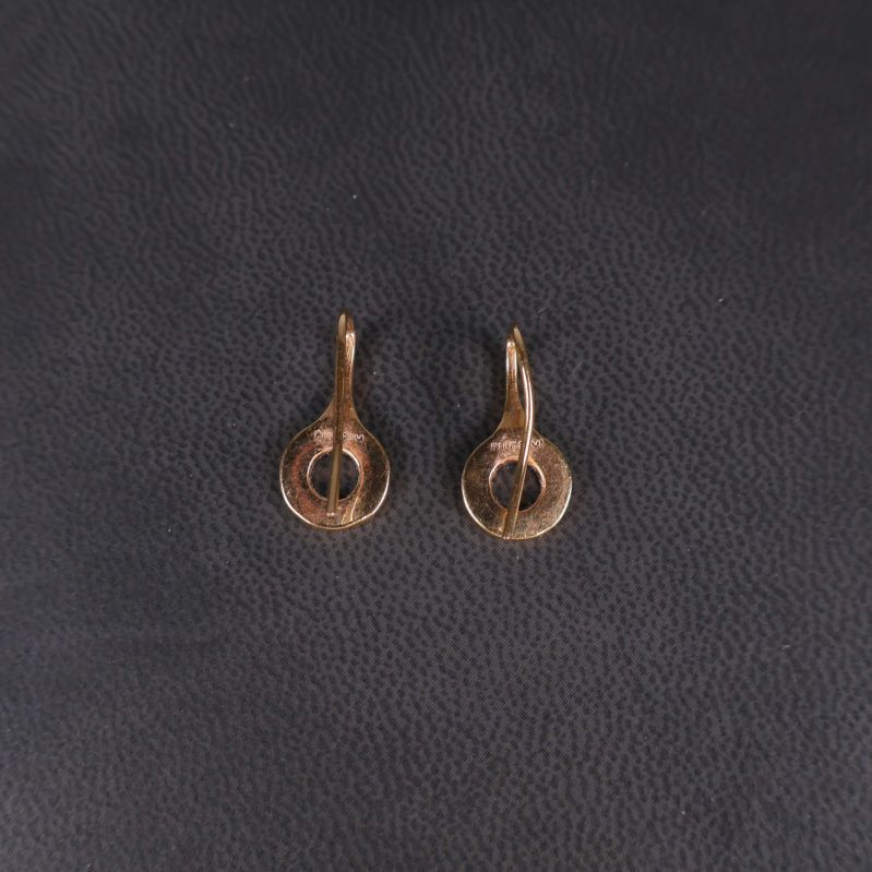 Örhängen i roséguld visade uppifrån