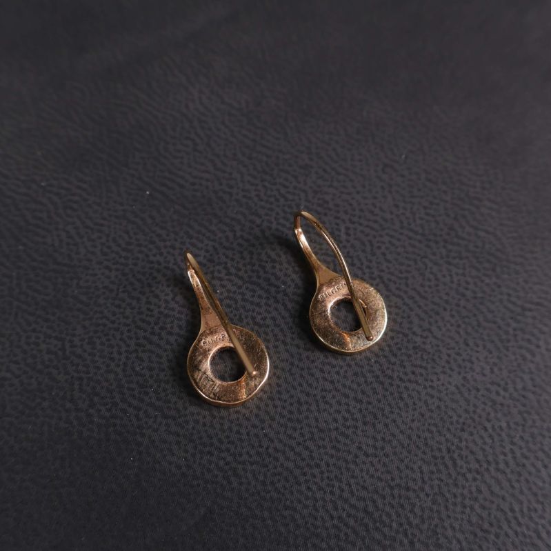 Roséguldsörhängen visade från sidan