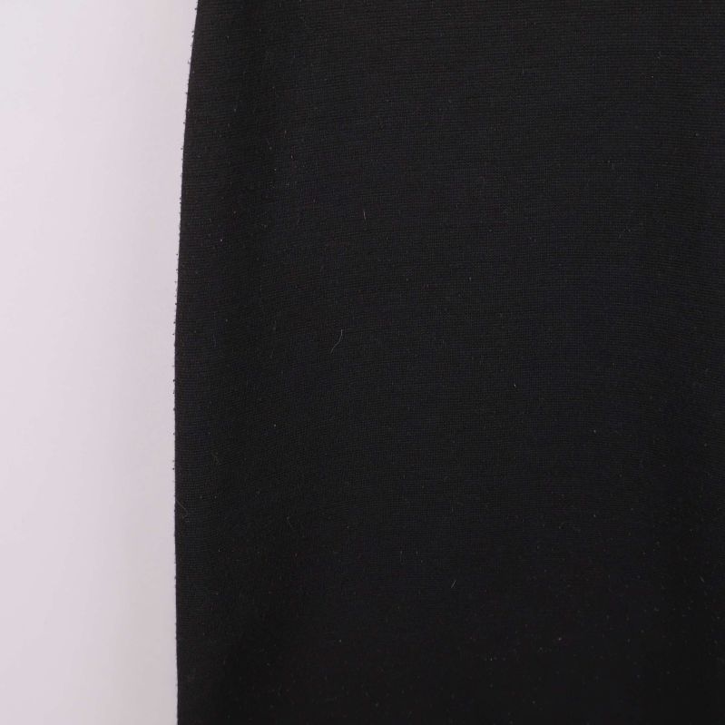 Närbild på svart enfärgat bakstycke utan paljetter