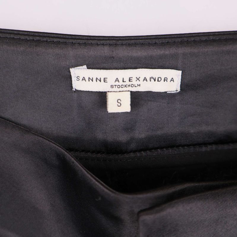 Närbild på etikett med Sanne Alexandra logotyp och storlek S