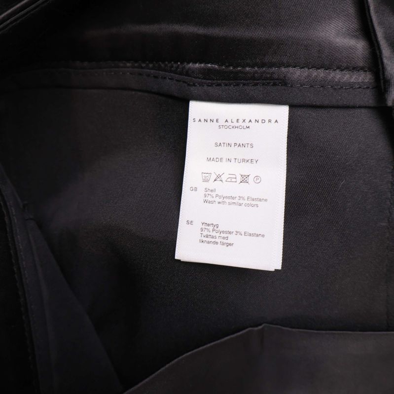 Materiallapp visar 97% polyester och 3% elastan