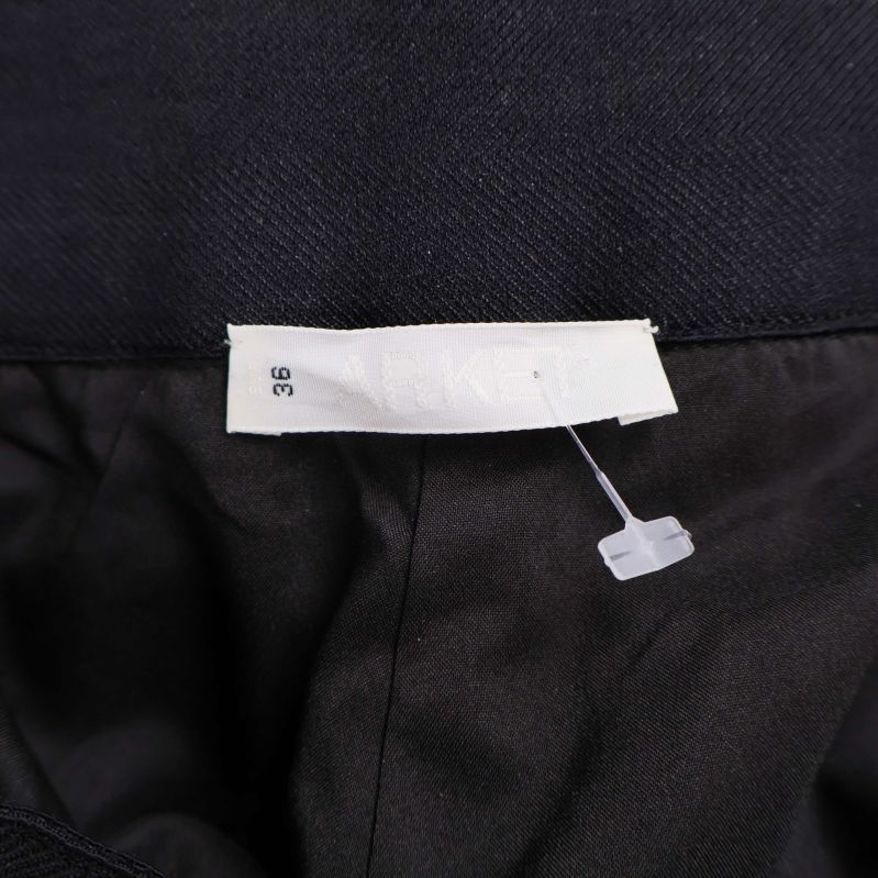 Storleksetikett med siffran 36 i linningen