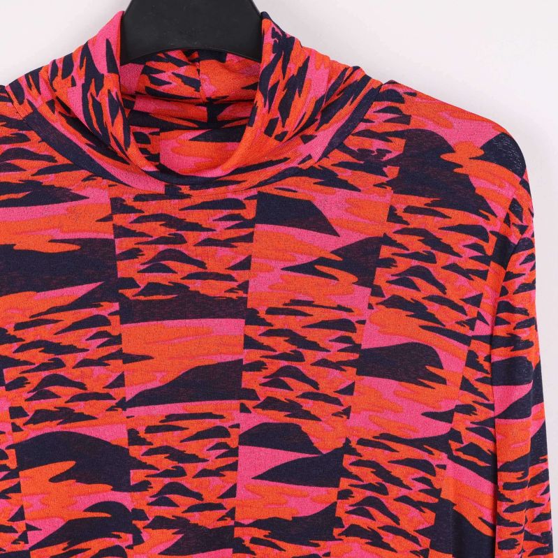 Färgglad grafisk polotröja bak