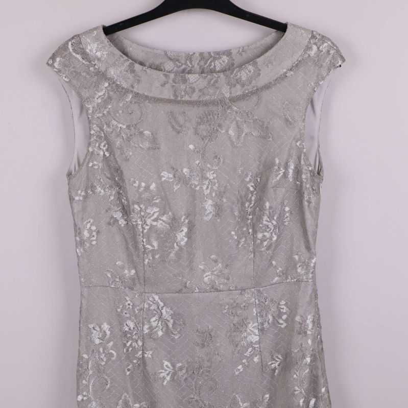 Närbild på överdelen av silverfärgad spetsklänning