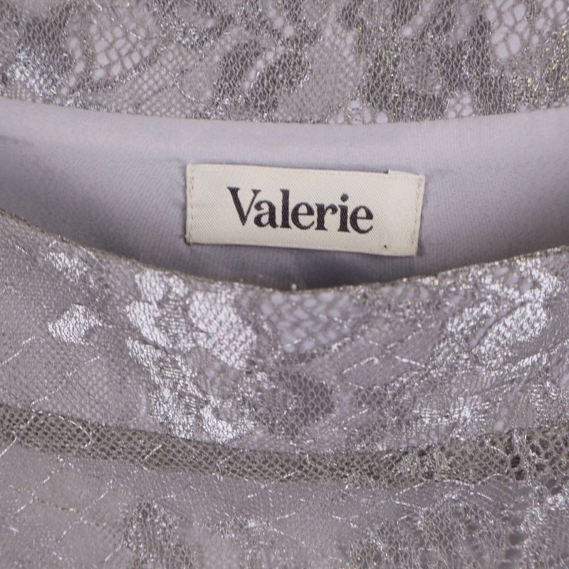 Närbild på Valerie-märke i halsen på klänningen