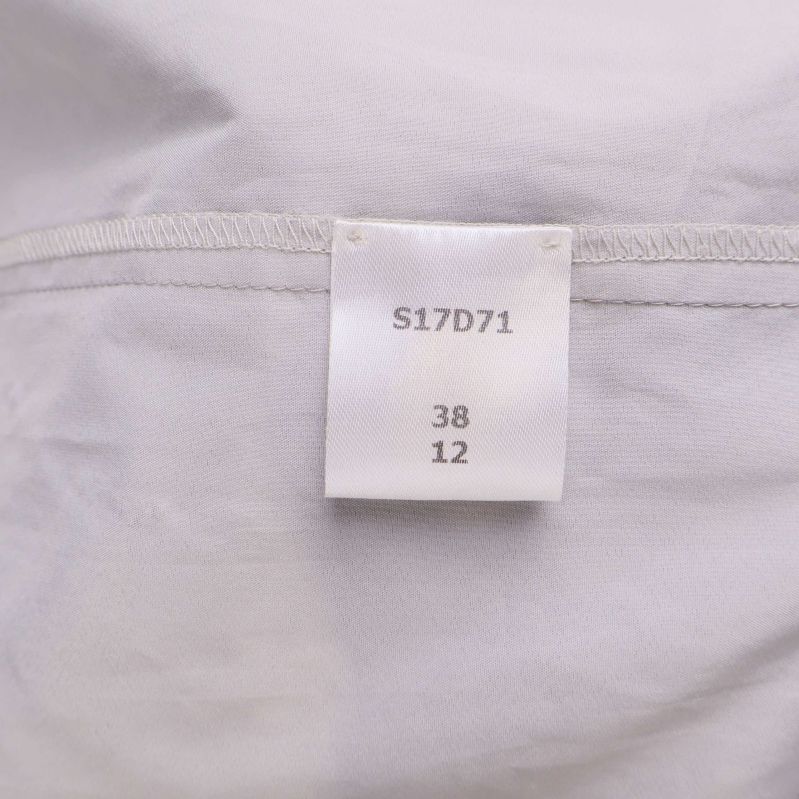 Storleksetikett med storlek 38 insydd i klänningen