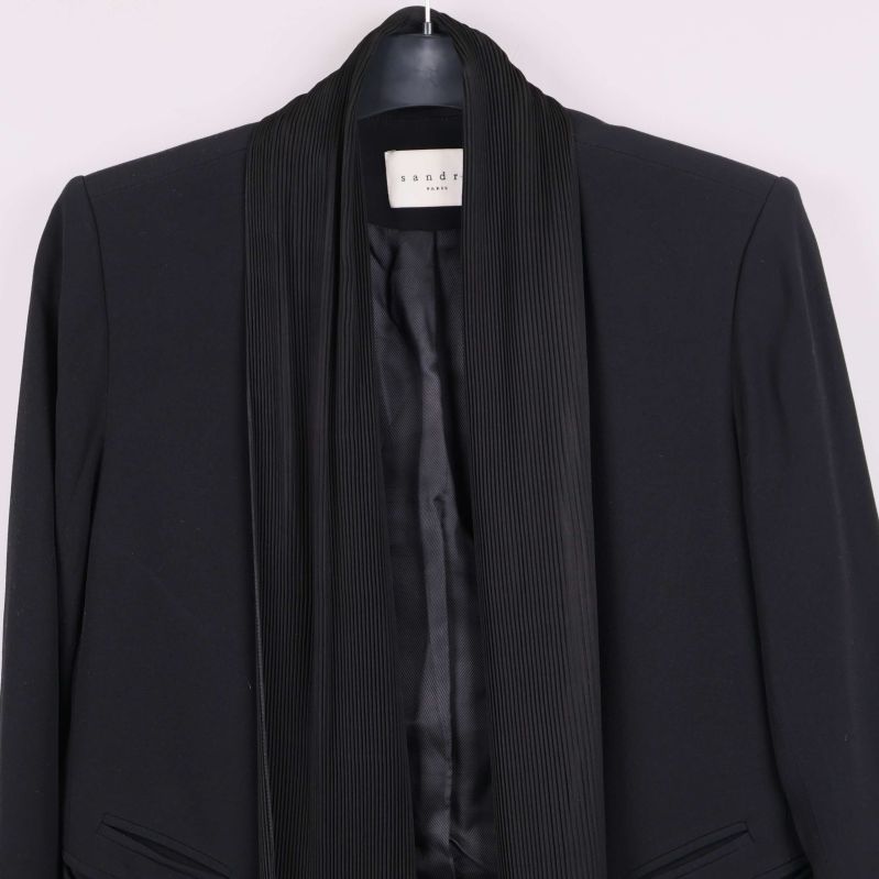 Kavajens framsida och plisserad scarf i närbild