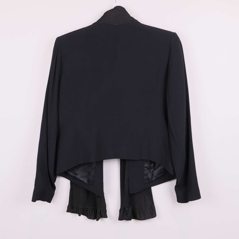 Baksida av svart kavaj med plisserad detalj