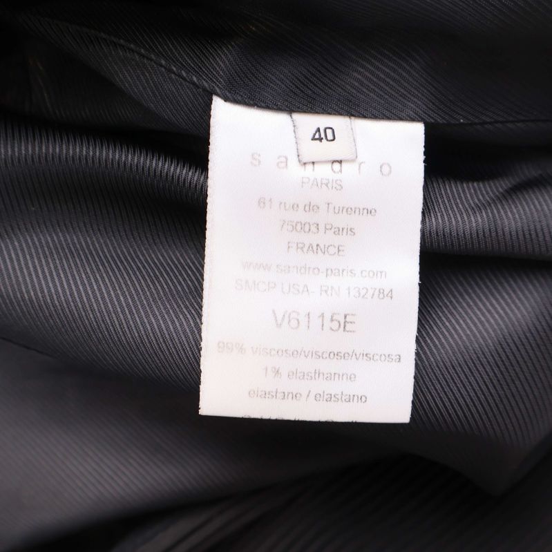 Material- och storleksetikett för svart kavaj, visar 40