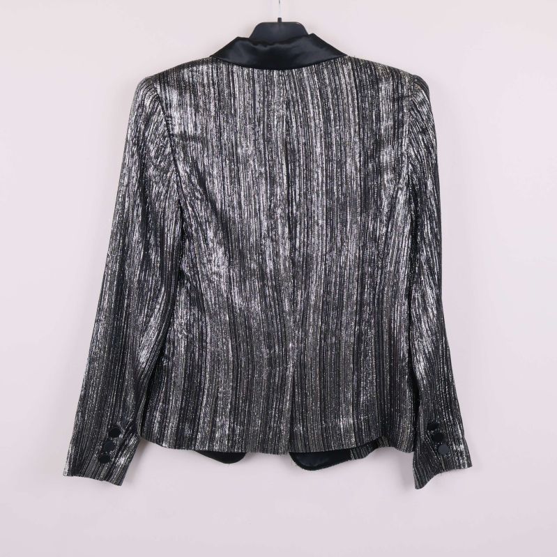 Baksidan av glittrig kavaj med rak passform